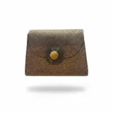Bolso de yute de algodón color tostado, con solapa y detalle de pieza metálica circular con piedra en el centro.