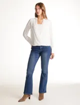 Blusa de gasa blanca, marca Catherine Malandrino, con cuello a la base y escote en V pronunciado. Incluye una pieza interna a tono para un escote discreto. Tiene manga larga con puño ancho y botón.