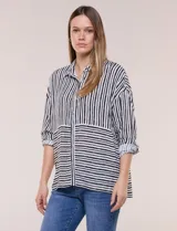 Camisa de rayón con estampado de rayas blanco y negro, de corte fluido, cuello con solapa, cierre frontal con botones y mangas largas regulables.