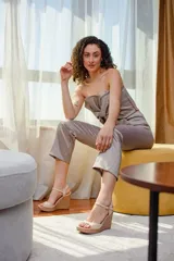 Sandalias negras de cuero con plataforma y tacón corrido cubierto en rafia.