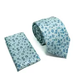 Set de corbata y pañuelo de bolsillo color celeste con estampado floral en azul oscuro.