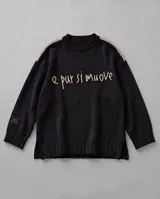 Sweater de punto negro oversize, con cuello redondo y hombros caídos, de manga larga y silueta amplia. Presenta bordado artesanal en el frente con la frase "e pur si muove" y líneas en contraste en los hombros.