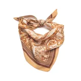 Pañuelo cuadrado de tela ligera con estampado toile de jouy en tonos marrones y beige, con borde decorativo en contraste.