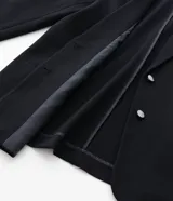 Blazer de corte slim alargado confeccionado en tejido punto roma, con cierre frontal de dos botones y solapas clásicas.