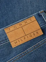 Jeans Tommy Hilfiger modelo Tapered Moore de corte recto y tiro medio, en color azul con lavado Nori Indigo. Confeccionados en mezcla de algodón y cáñamo, cuentan con diseño clásico de cinco bolsillos, cierre de botón y cremallera.