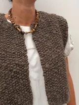 Collar Ound modelo Guayabo, elaborado con cuentas esféricas de piedra en tonos verdosos y marrones, intercaladas con separadores cilíndricos dorados. Cierre de mosquetón dorado.