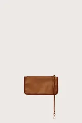 Bolso tipo shopper de textura tejida en color natural, con asas superiores trenzadas en tono marrón y detalles de ribetes en cuero sintético. Incluye un colgante decorativo de cuero con logo grabado.