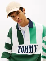 Gorra de béisbol de sarga de algodón color beige, de diseño ligero y seis paneles, con ojales de ventilación y visera curvada con costuras texturizadas. Cuenta con el logo lineal de Tommy Jeans bordado en la parte delantera y cierre ajustable en la parte trasera.