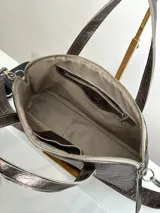 Cartera tipo bowling de cuero genuino color peltre con textura craquelada. Tiene doble asa corta de cuero y correa larga de cinta con logo de la marca.