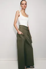 Musculosa de algodón fit entallado con escote redondo y diseño liso.