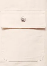 Chaqueta de algodón estilo denim en color beige, con diseño recto, cuello camisero de pana en contraste y cierre delantero de botones ocultos. Cuenta con manga larga y cuatro bolsillos delanteros de parche.