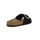 Sandalia de mujer estilo birkenstock, con base de corcho, suela de goma y capellada de tira ancha en color negro con una hebilla metálica grande plateada.