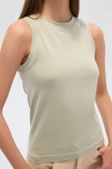 Musculosa gris sin mangas, al cuerpo y cuello a la base.