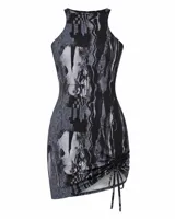 Vestido corto con escote alto y diseño sin mangas, confeccionado en tela liviana con estampa digital abstracta en tonos negros y grises. Presenta un frunce regulable con cordón en el lateral delantero que permite ajustar el largo.