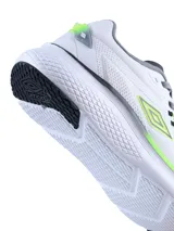 Championes deportivos Umbro modelo Invictus, color negro con suela blanca. Presentan un diseño de malla transpirable, cierre con cordones y el logo de la marca en el lateral.