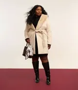 Saco de polivelour color beige, con cuello de piel sintética desmontable, manga larga y cinturón para lazo.