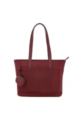 Bolso tipo tote bag color bordó con doble asa de hombro, cierre superior y múltiples bolsillos frontales. Incluye un pequeño monedero circular colgante.