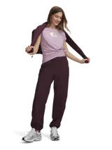 Pantalón deportivo Under Armour Unstoppable Wvn color bordó, de corte relajado, con cintura elástica con cordón de ajuste y puños elásticos en los tobillos.
