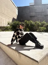 Buzo de tejido de punto color rosa con grandes círculos color borgoña.