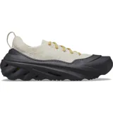 Championes Crocs modelo Echo Surge de color gris claro con suela de goma gruesa en color negro y cordones amarillos.