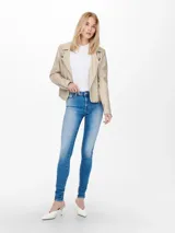 Campera biker corta de cuero sintético negro con cierre frontal asimétrico, solapas con muesca, bolsillos con cierre y detalles acolchados en las mangas.