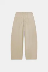 Pantalón cargo de tiro medio confeccionado en algodón, con diseño de pierna ancha, cintura con trabillas, bolsillos delanteros y bolsillos de plastrón con solapa en la pierna.