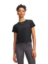 Remera deportiva de manga corta Under Armour, confeccionada en tejido técnico Iso-Chill ligero y elástico. Presenta perforaciones láser para ventilación, bajo con aberturas laterales y detalles reflectantes.