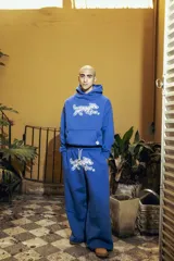 Hoodie azul con estampado de un perro en el pecho. Corte oversize.