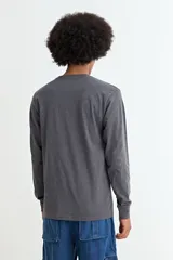 Remera de manga larga con cuello redondo, confeccionada en tejido de algodón y poliéster, con puños elásticos en las mangas.