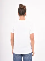 Remera de algodón de corte clásico, con cuello redondo y mangas cortas con dobladillo.