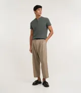 Remera masculina negra de algodón peruano, corte slim, con cuello padre y abertura frontal con cremallera metálica. Tiene mangas cortas.