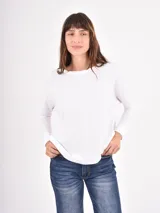 Remera de manga larga color negro, con cuello redondo y puños elásticos, de corte holgado.