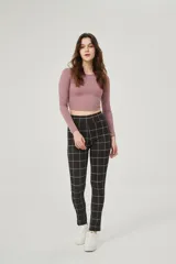 Calza larga negra con estampado de cuadros blancos.