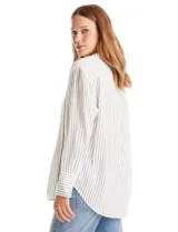 Camisa de corte clásico con estampado de rayas verticales finas, cuello con solapa, cierre frontal con botones y mangas largas con puños abotonados.