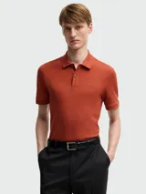 Polo de manga corta Boss, confeccionado en tejido jersey de algodón, con cuello clásico, cierre de botones y logo bordado en el pecho.