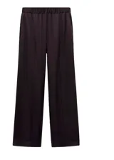 Pantalón de vestir color marrón oscuro, de corte recto y holgado, con tiro medio y diseño clásico de pernera ancha.