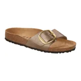 Sandalias Birkenstock modelo Madrid Big Buckle, con una tira ancha en color taupe metalizado y una hebilla grande dorada. Presenta plantilla anatómica de corcho y suela de goma.