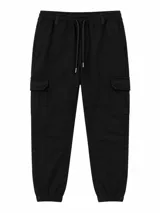 Pantalón jogger cargo color negro, con cintura elástica y cordón ajustable, bolsillos laterales en las piernas y puños elásticos en los tobillos.
