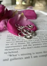 Aros tipo argolla pequeños de plata 925 con esmalte rosa y blanco.