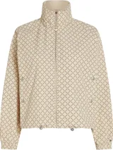 Campera deportiva Tommy Hilfiger color beige con estampado de logos en marrón. Tiene cuello alto, cierre de cremallera, dos bolsillos laterales con botones, puños elásticos y logo bordado en el puño.
