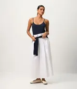 Blusa básica negra de breteles finos, confeccionada en malla de algodón peruano con escote redondo.