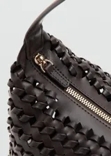 Bolso mediano de diseño trenzado color negro, con asa de hombro ajustable y cierre de cremallera.
