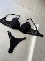 Conjunto de lencería compuesto por un corpiño taza soft con detalles de tul y puntilla, y una bombacha tipo less regulable a juego.