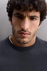 Sudadera negra de entrenamiento relaxed fit confeccionada en tejido de algodón con interior rizo, cuello redondo, manga larga y acabados en rib.