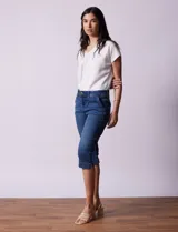 Pantalón capri de denim elastizado, color celeste.