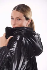 Campera puffer gris metalizado con capucha y cierre frontal.