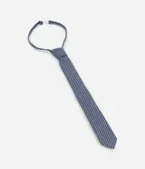 Corbata de diseño clásico con estampado de rayas diagonales en azul marino y blanco. Presenta un acabado satinado y una estructura ligera, ideal para complementar atuendos formales o casuales.