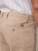 Pantalón chino azul marino de algodón y lino, con corte recto y bolsillos laterales.