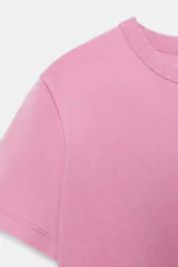 Camiseta de manga corta color rosado, con cuello redondo y corte regular. Confeccionada en tejido de punto interlock elástico y flexible.