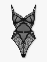 Body negro confeccionado en tul y encaje transparente, con varillas de soporte en el busto y tirantes regulables. Presenta un diseño cavado tipo colaless con un arnés incorporado en la cintura que incluye una hebilla metálica.